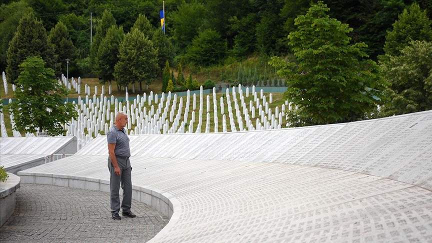Potočari: U tišini ostaju bijeli nišani kao podsjetnik na strahote genocida u Srebrenici